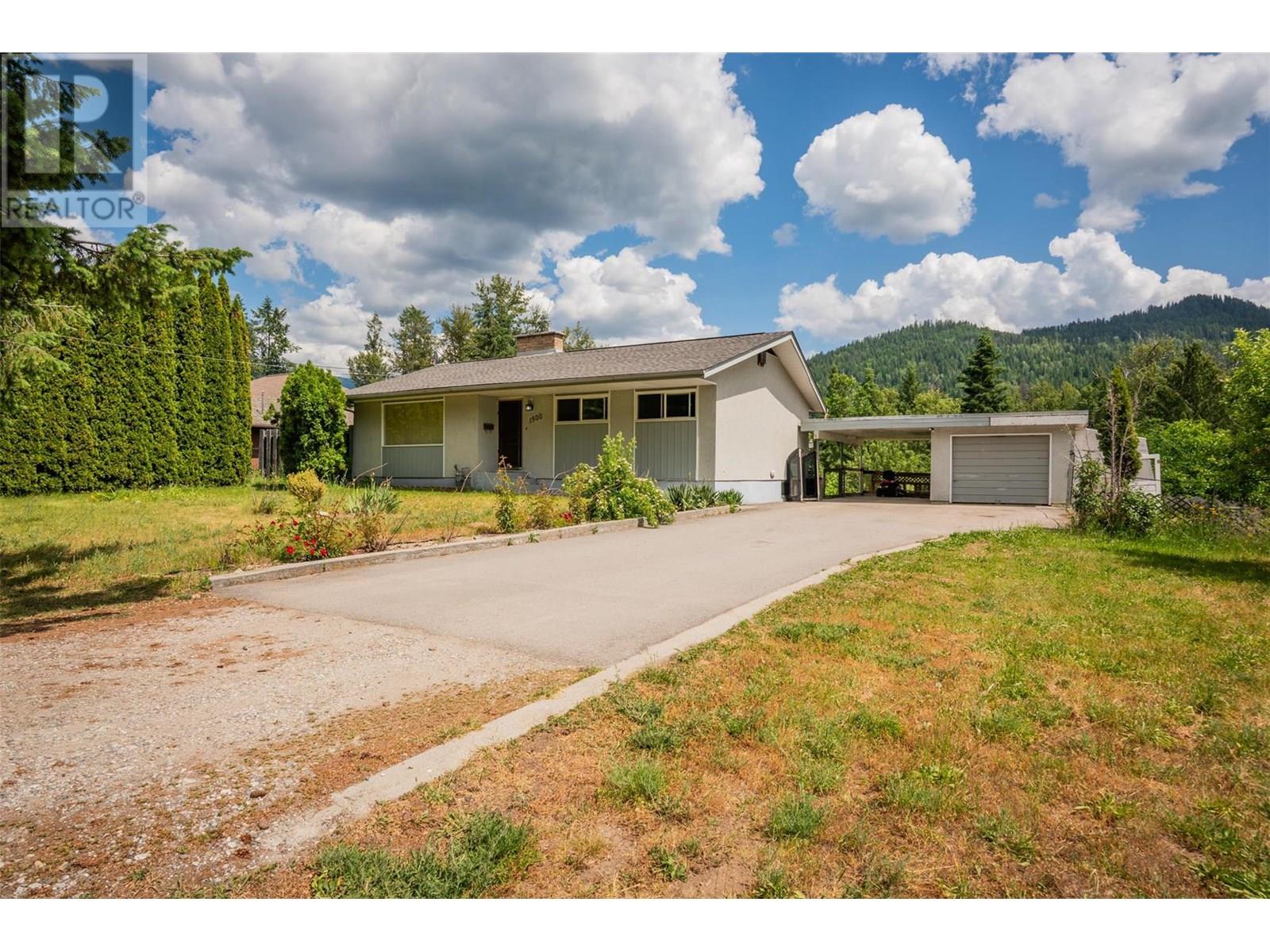 1500 3b Hwy, Fruitvale, British Columbia  V0G 1L1 - Photo 1 - 10352498
