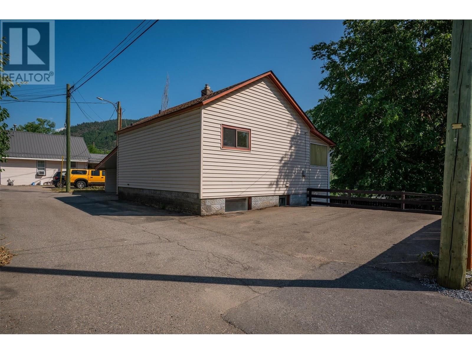 2233 Fifth Avenue, Trail, British Columbia  V1R 3E8 - Photo 2 - 10352267