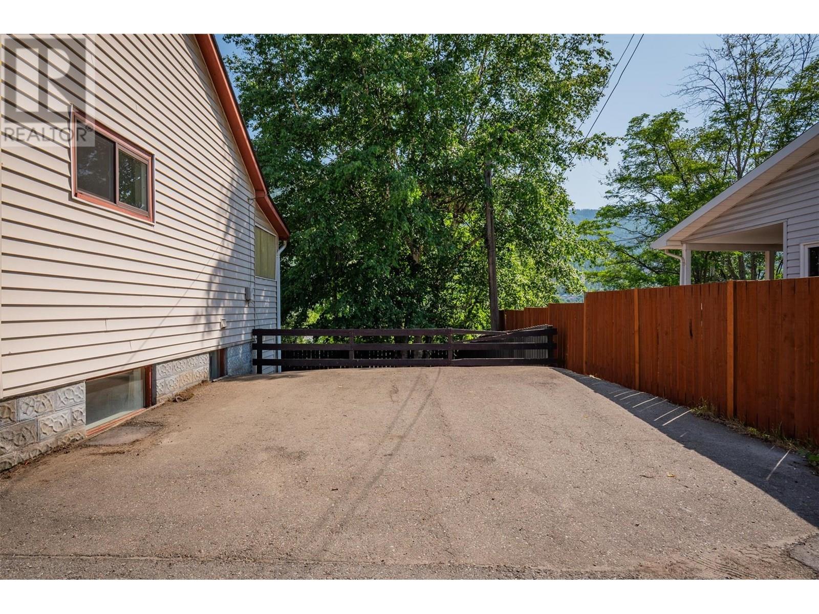 2233 Fifth Avenue, Trail, British Columbia  V1R 3E8 - Photo 32 - 10352267