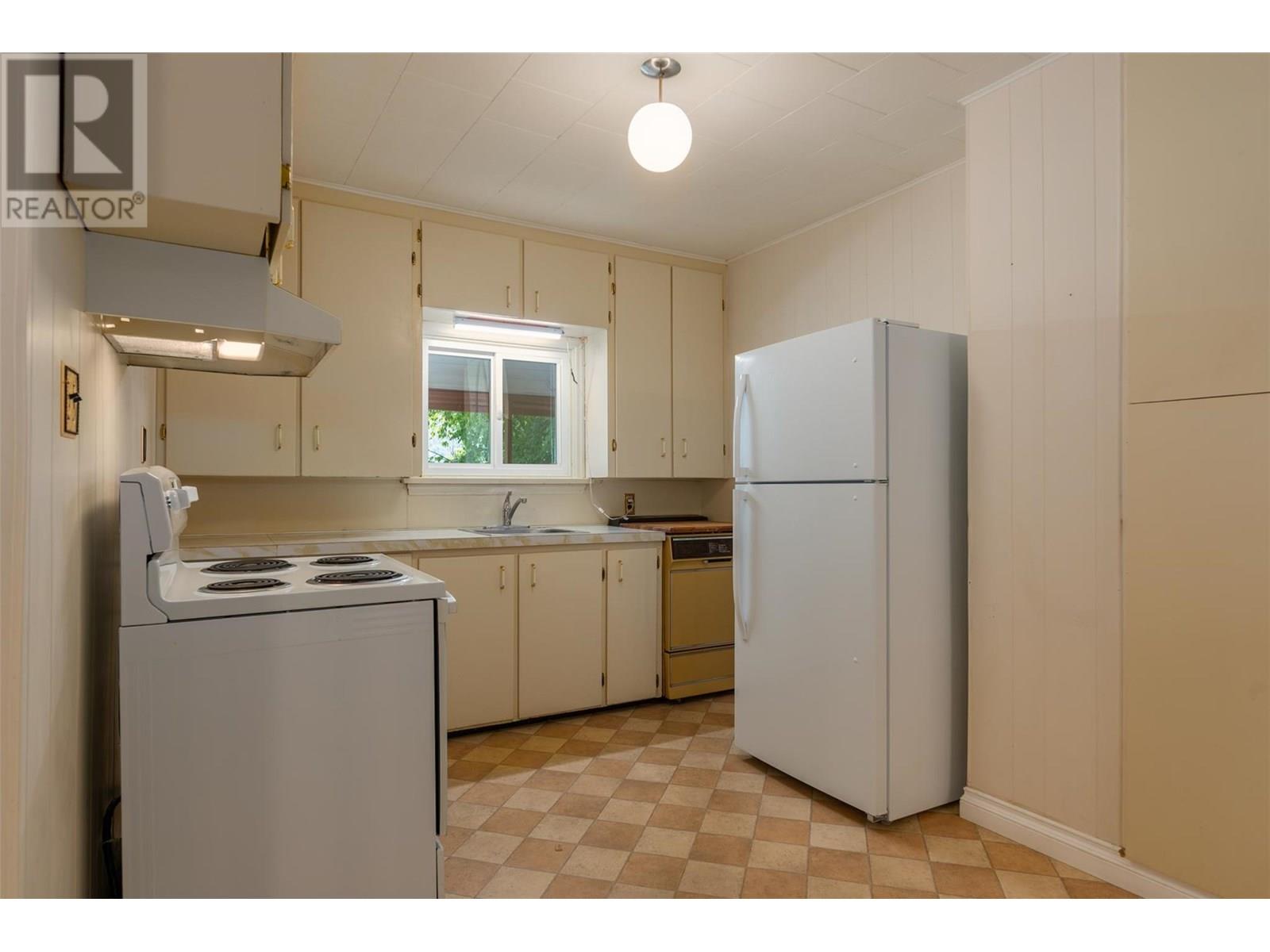2233 Fifth Avenue, Trail, British Columbia  V1R 3E8 - Photo 4 - 10352267