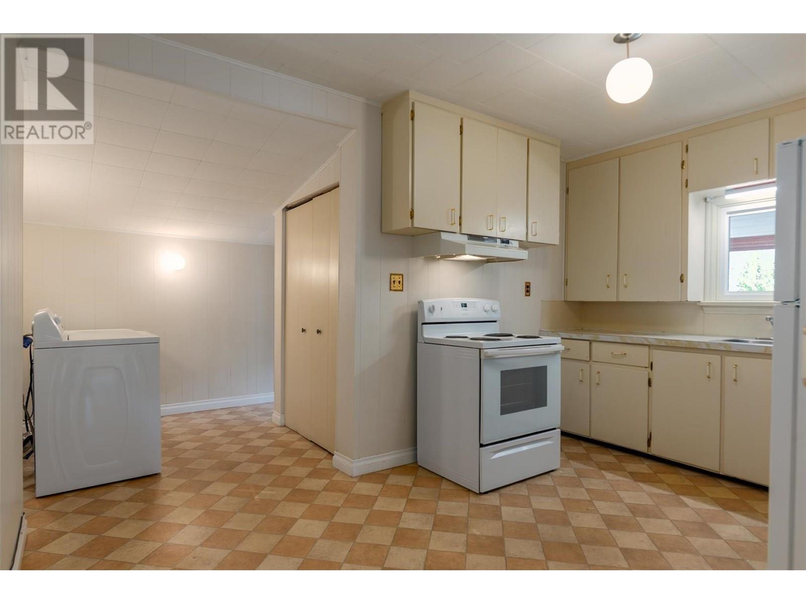 2233 Fifth Avenue, Trail, British Columbia  V1R 3E8 - Photo 5 - 10352267