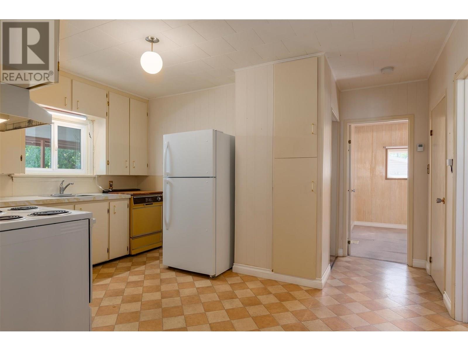 2233 Fifth Avenue, Trail, British Columbia  V1R 3E8 - Photo 6 - 10352267