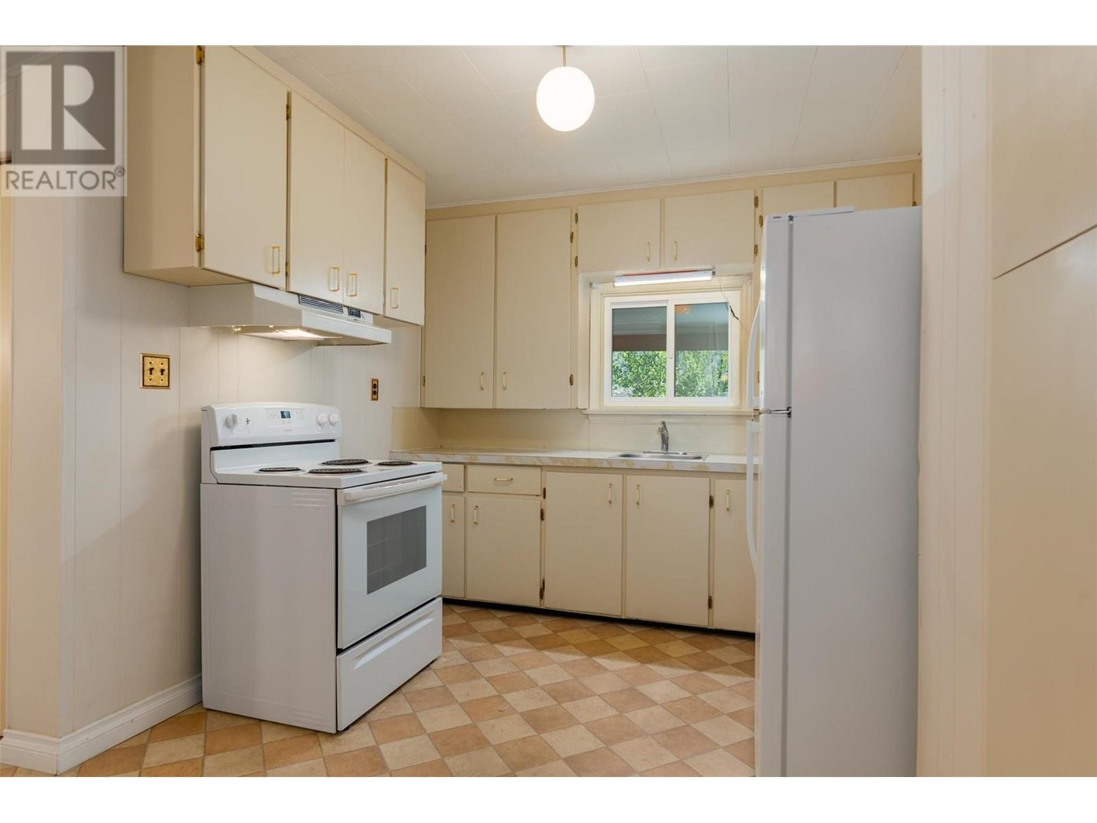 2233 Fifth Avenue, Trail, British Columbia  V1R 3E8 - Photo 7 - 10352267