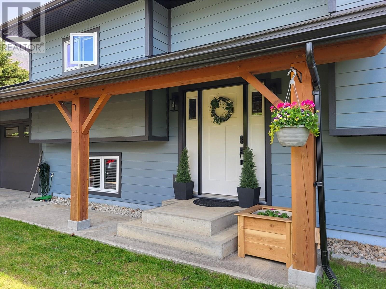303 Delany Avenue, Slocan, British Columbia  V0G 2C0 - Photo 2 - 10352438