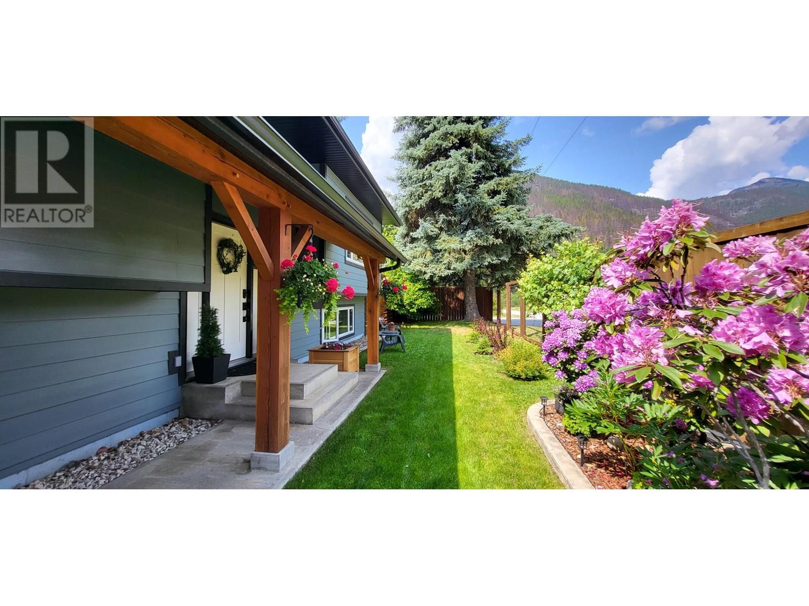 303 Delany Avenue, Slocan, British Columbia  V0G 2C0 - Photo 3 - 10352438