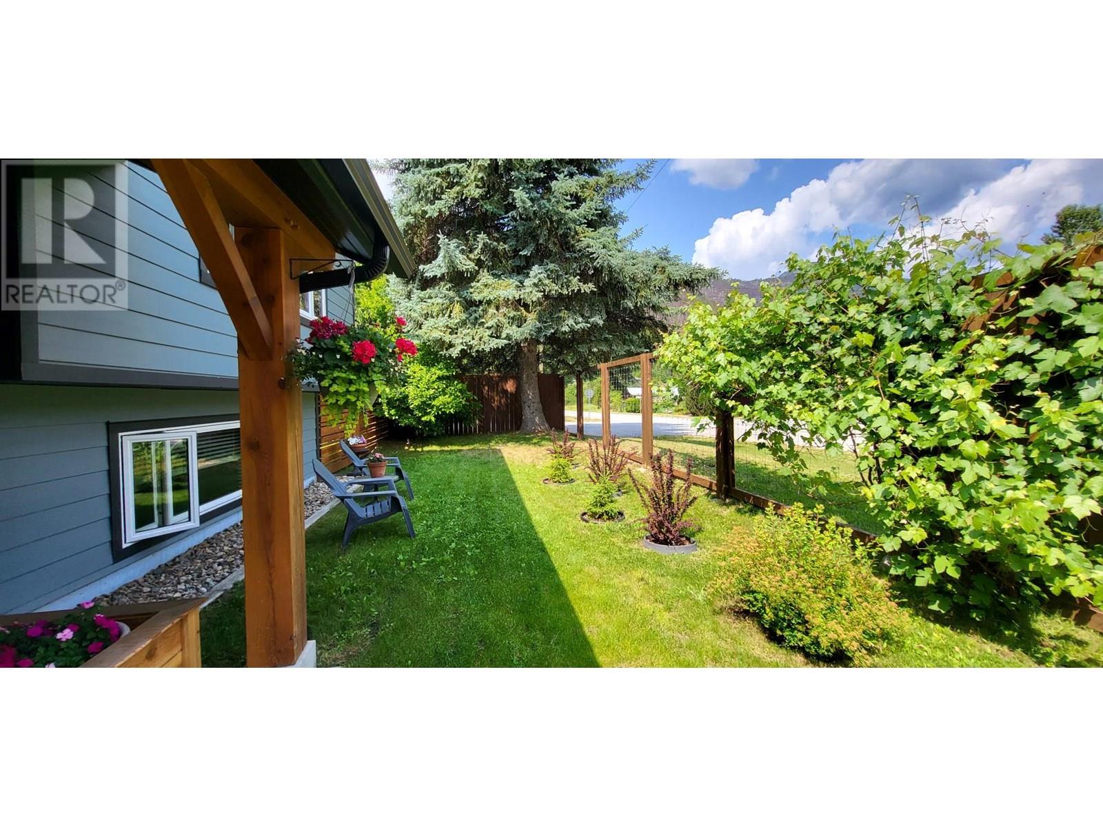 303 Delany Avenue, Slocan, British Columbia  V0G 2C0 - Photo 4 - 10352438