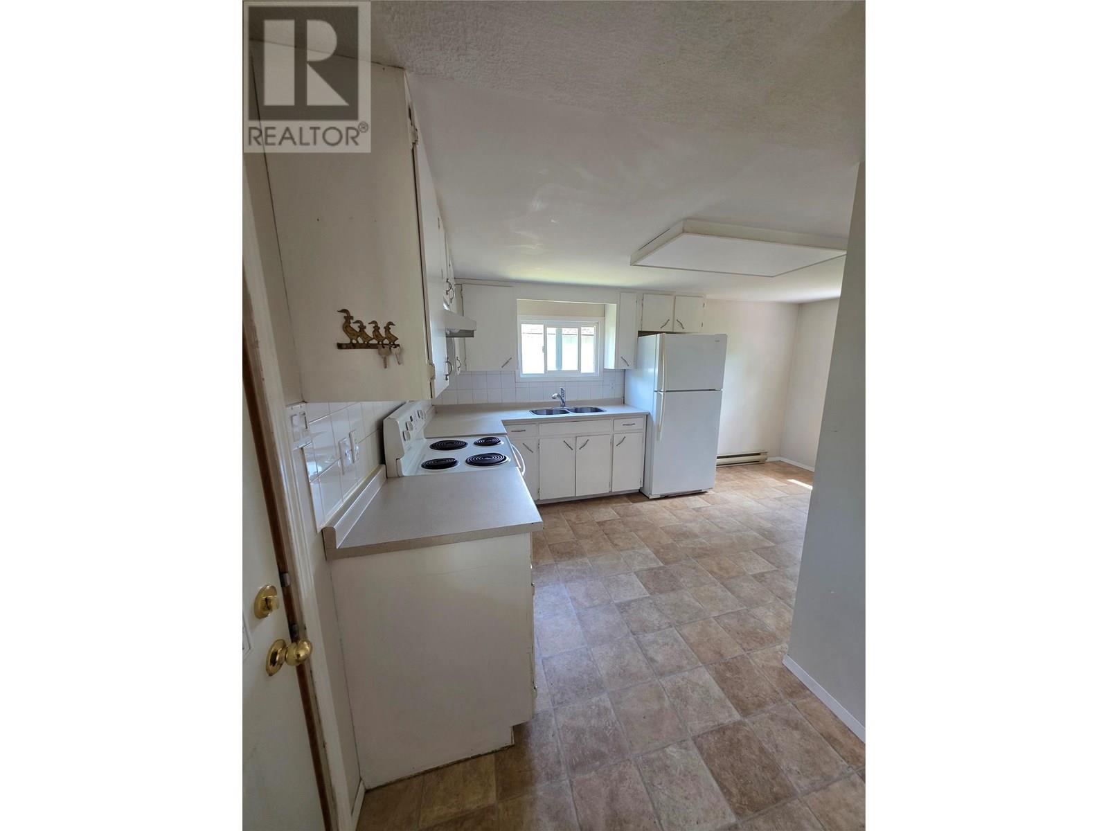 96 Broadway Street E, Nakusp, British Columbia  V0G 1R0 - Photo 3 - 10352326