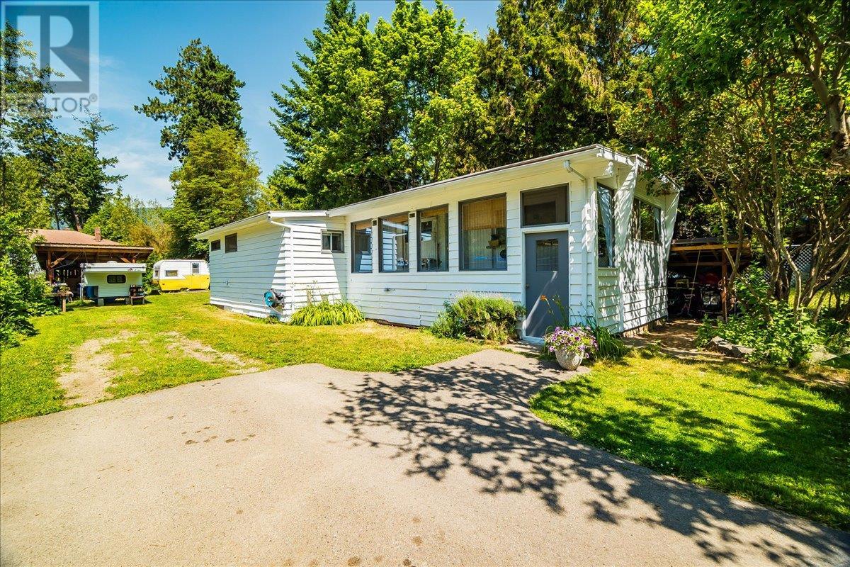 1052 Frances Street, Robson, British Columbia  V0G 1X0 - Photo 1 - 10352437