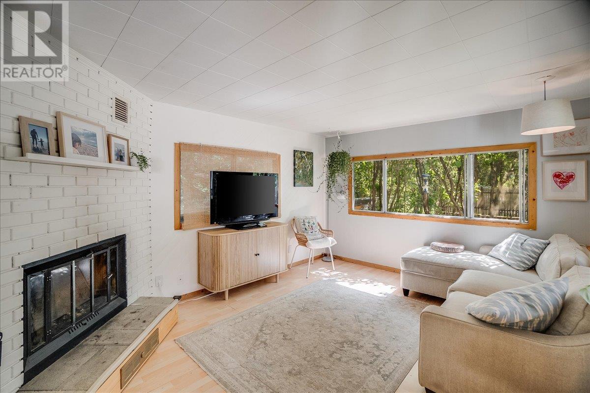 1052 Frances Street, Robson, British Columbia  V0G 1X0 - Photo 11 - 10352437