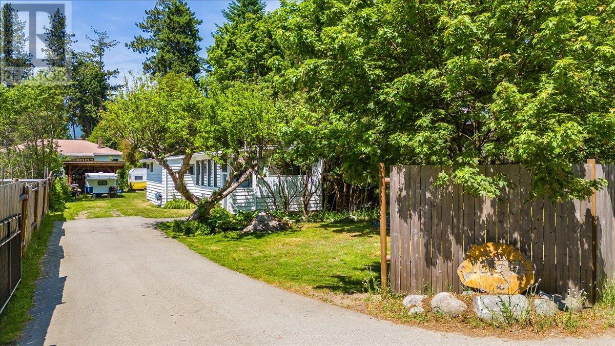 1052 Frances Street, Robson, British Columbia  V0G 1X0 - Photo 2 - 10352437