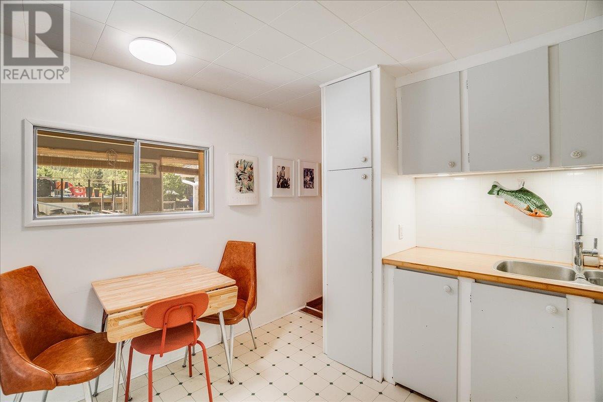 1052 Frances Street, Robson, British Columbia  V0G 1X0 - Photo 21 - 10352437
