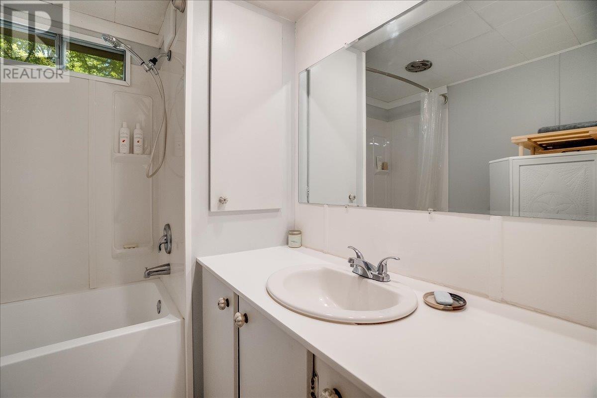 1052 Frances Street, Robson, British Columbia  V0G 1X0 - Photo 23 - 10352437
