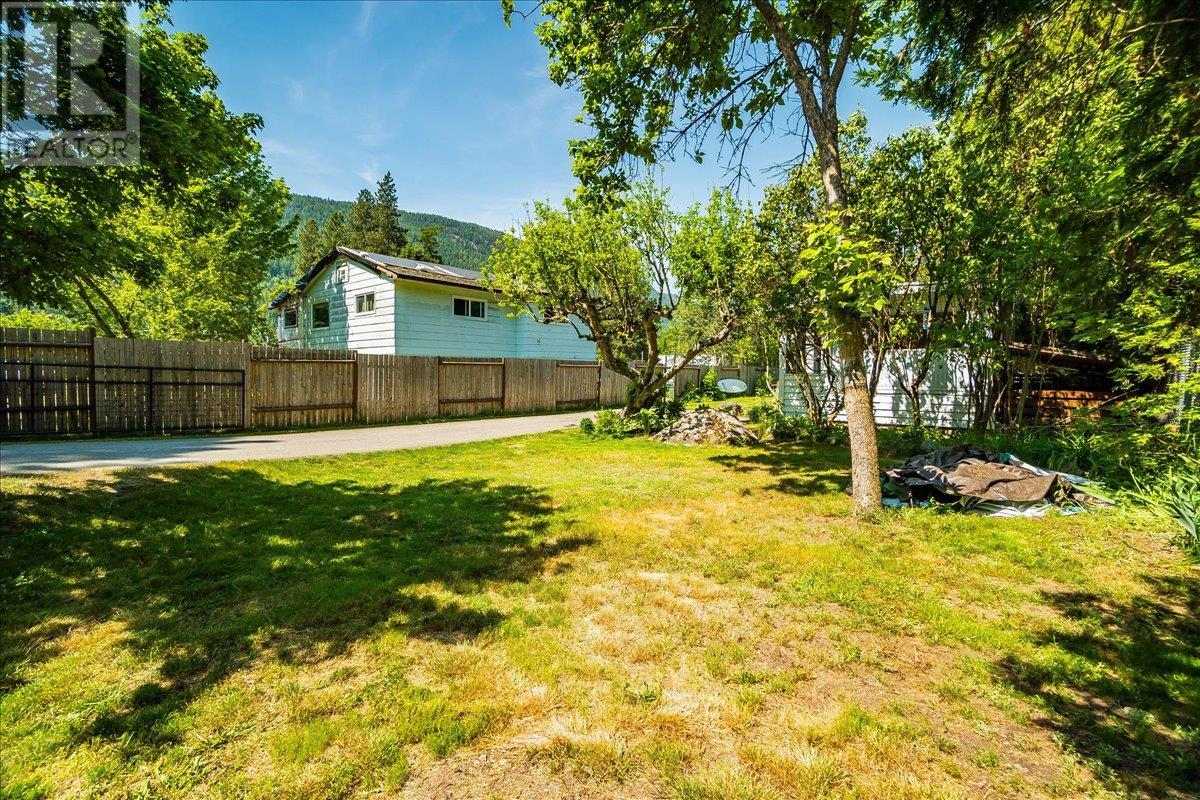 1052 Frances Street, Robson, British Columbia  V0G 1X0 - Photo 3 - 10352437