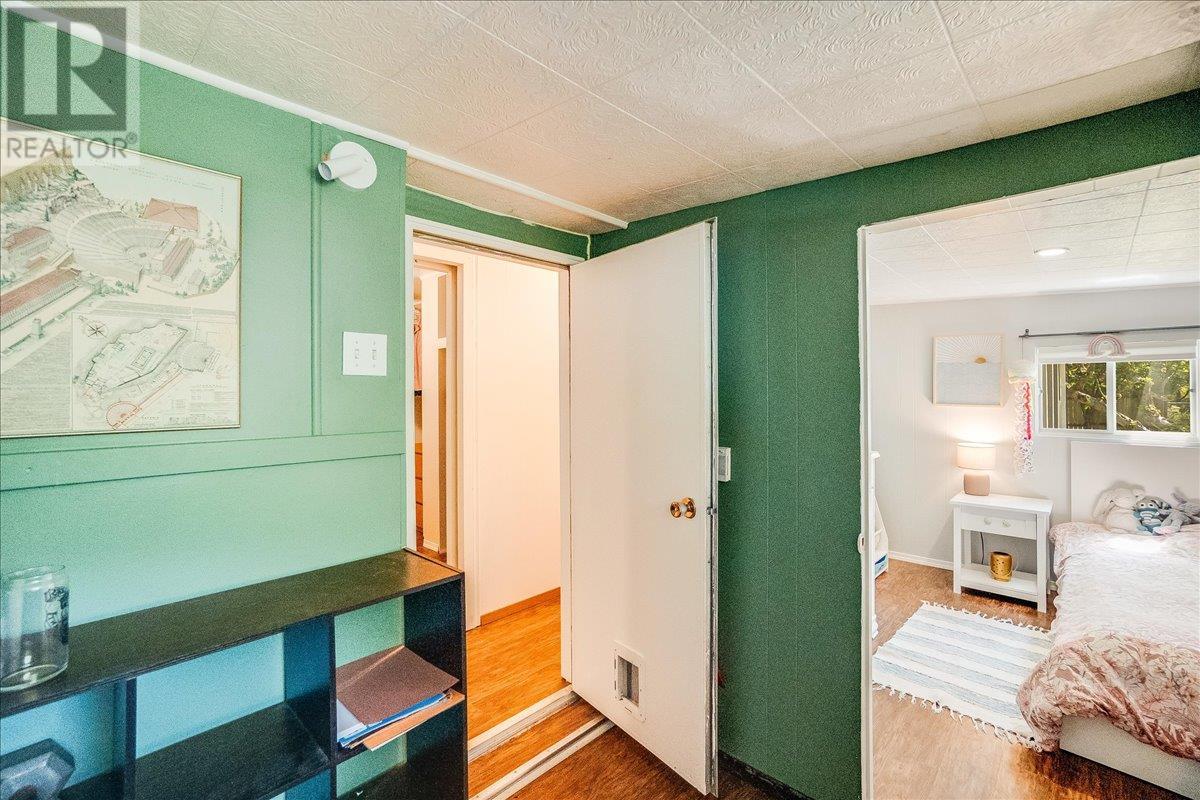 1052 Frances Street, Robson, British Columbia  V0G 1X0 - Photo 31 - 10352437
