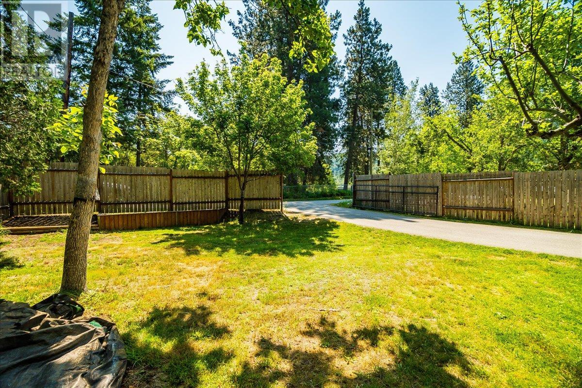 1052 Frances Street, Robson, British Columbia  V0G 1X0 - Photo 4 - 10352437