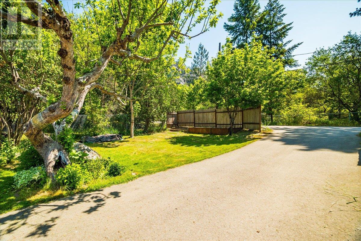 1052 Frances Street, Robson, British Columbia  V0G 1X0 - Photo 5 - 10352437