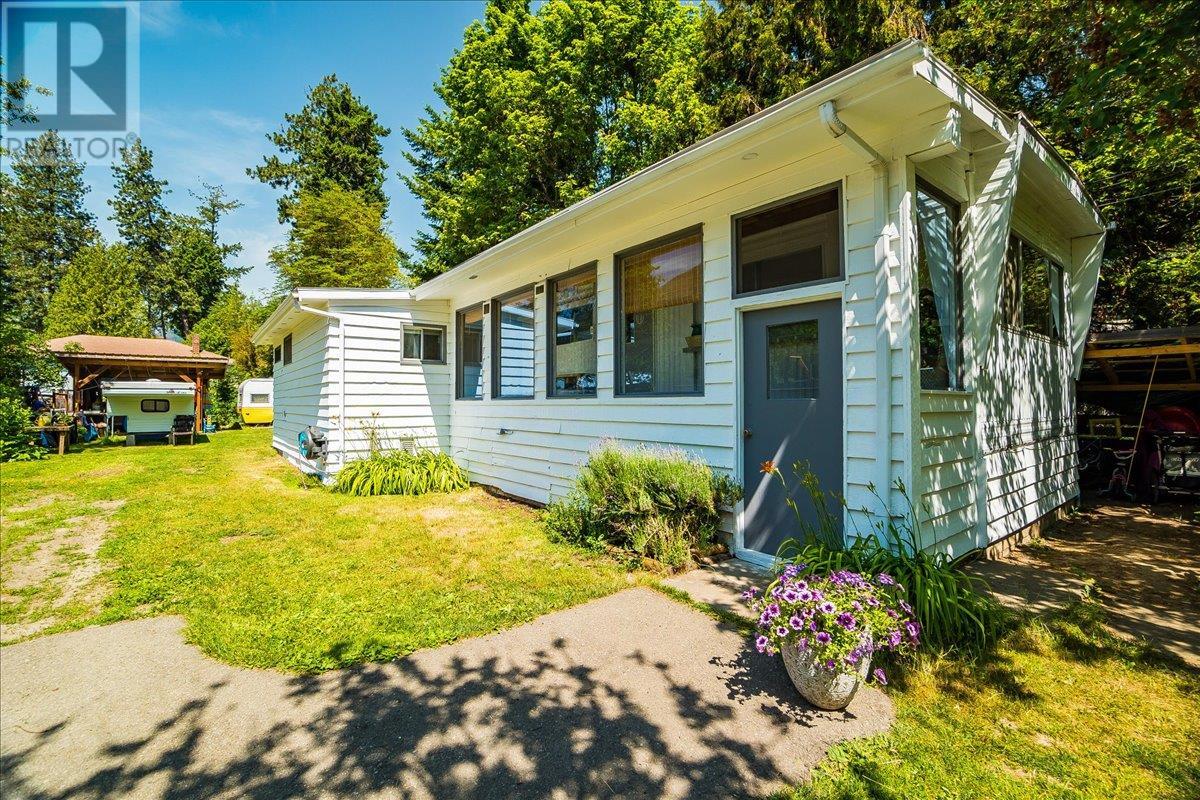 1052 Frances Street, Robson, British Columbia  V0G 1X0 - Photo 6 - 10352437
