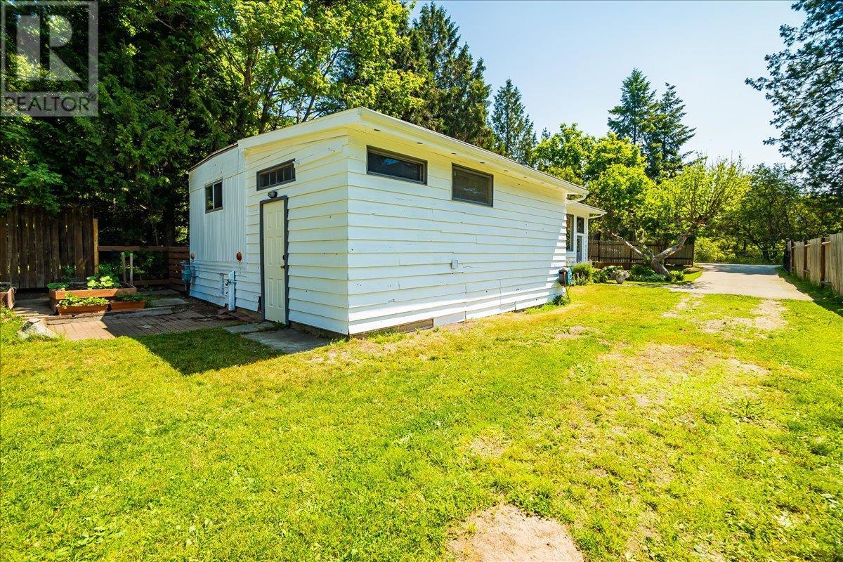1052 Frances Street, Robson, British Columbia  V0G 1X0 - Photo 7 - 10352437