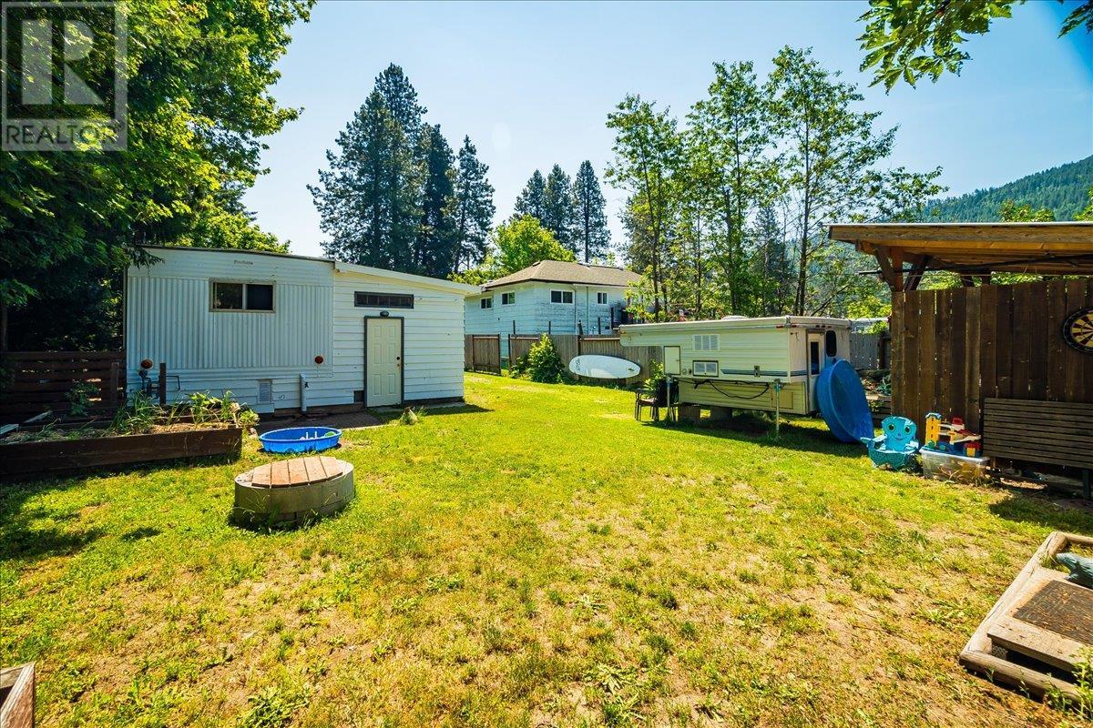 1052 Frances Street, Robson, British Columbia  V0G 1X0 - Photo 8 - 10352437