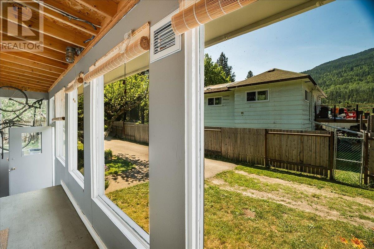 1052 Frances Street, Robson, British Columbia  V0G 1X0 - Photo 9 - 10352437