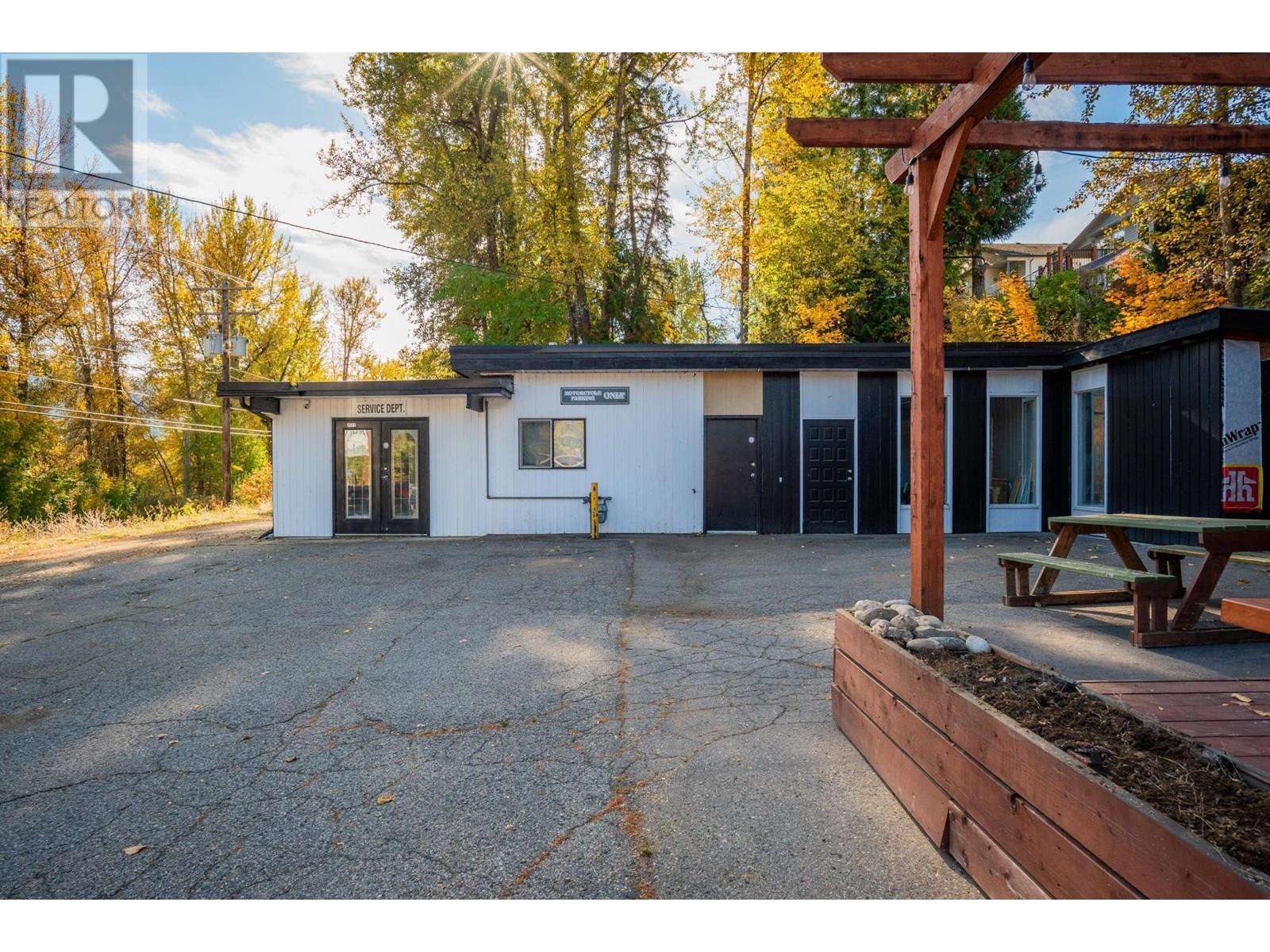 1841 3b Highway, Fruitvale, British Columbia  V0G 1L0 - Photo 2 - 10352844