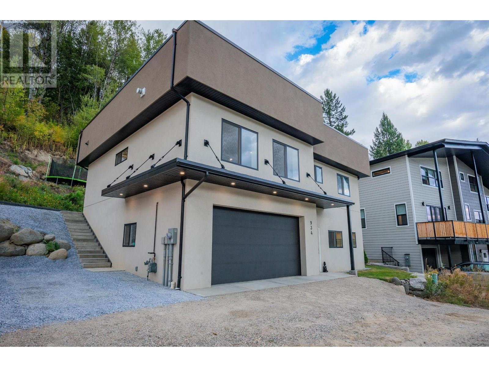 934 Redstone Drive, Rossland, British Columbia  V0G 1Y0 - Photo 1 - 10353036