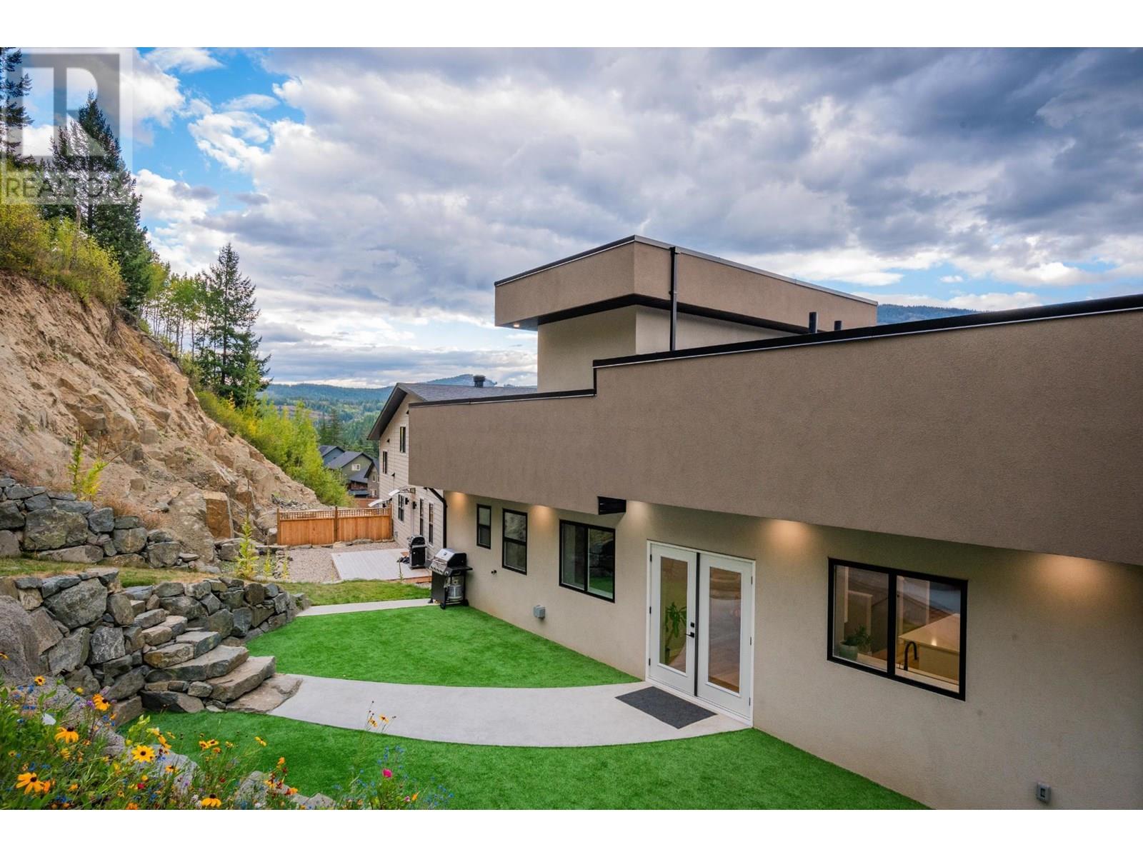934 Redstone Drive, Rossland, British Columbia  V0G 1Y0 - Photo 2 - 10353036