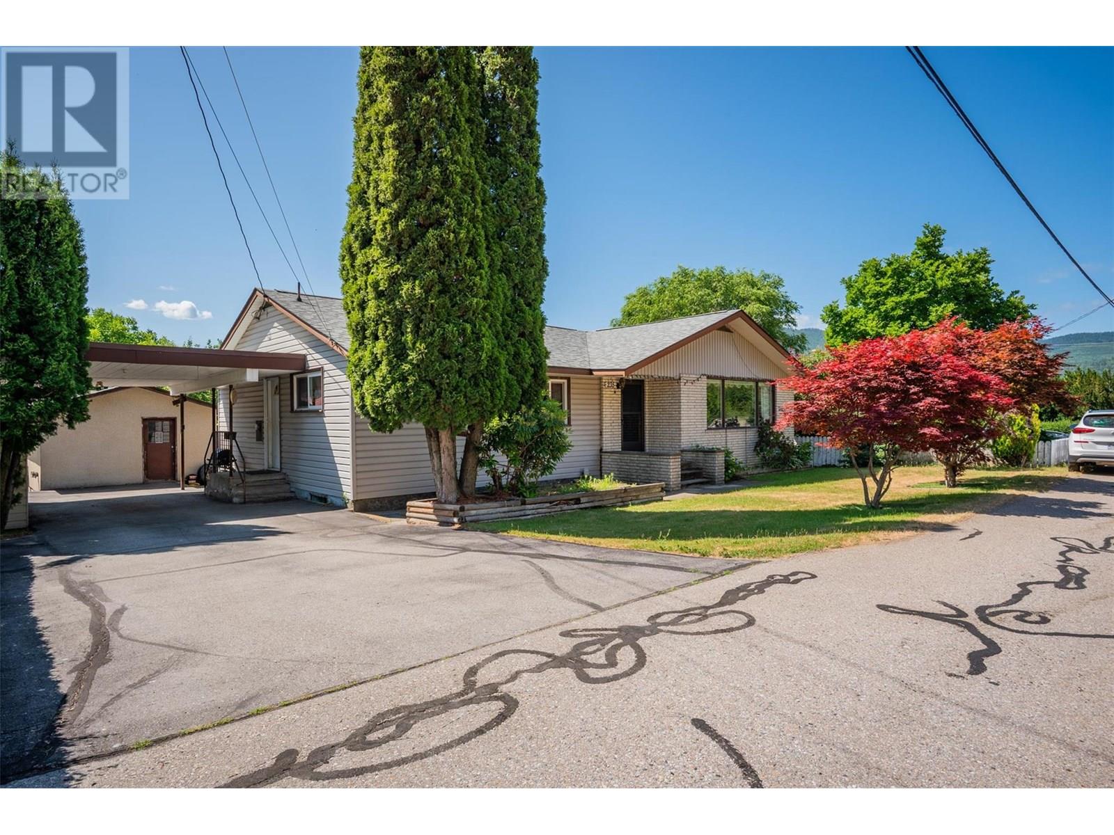 235 10th Avenue, Montrose, British Columbia  V0G 1P0 - Photo 1 - 10353010