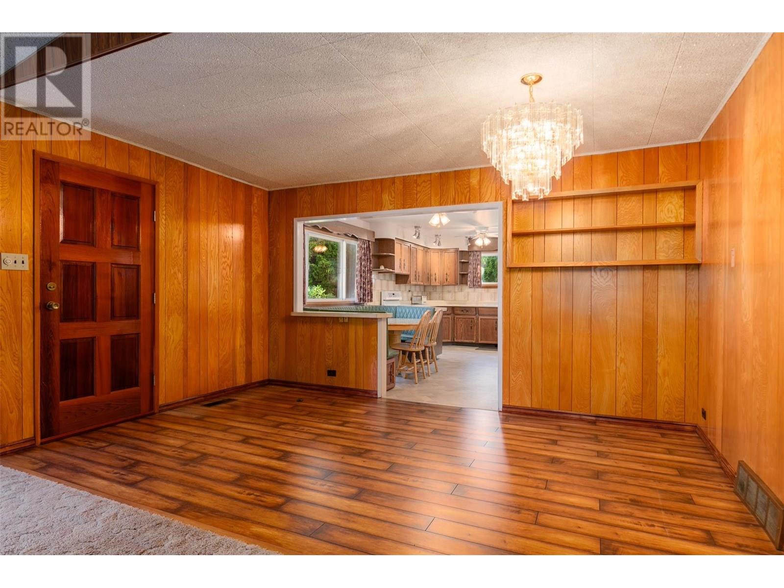 235 10th Avenue, Montrose, British Columbia  V0G 1P0 - Photo 10 - 10353010