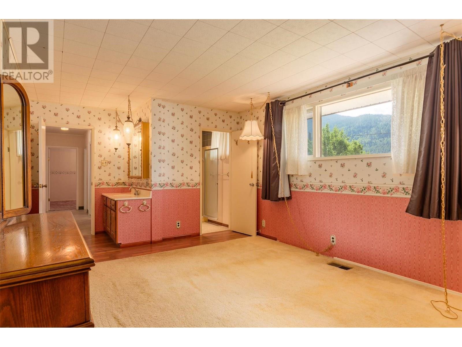 235 10th Avenue, Montrose, British Columbia  V0G 1P0 - Photo 17 - 10353010