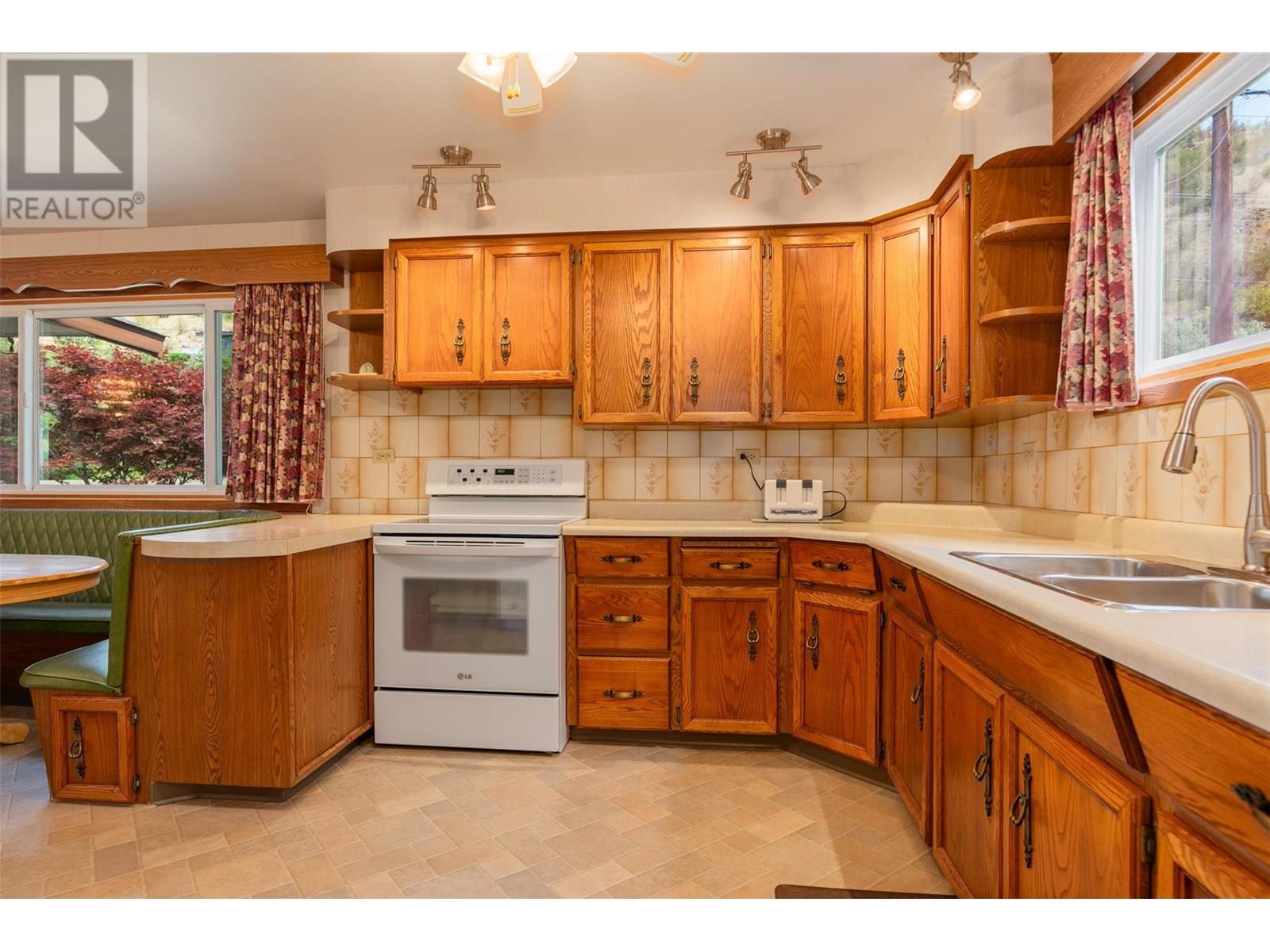 235 10th Avenue, Montrose, British Columbia  V0G 1P0 - Photo 2 - 10353010