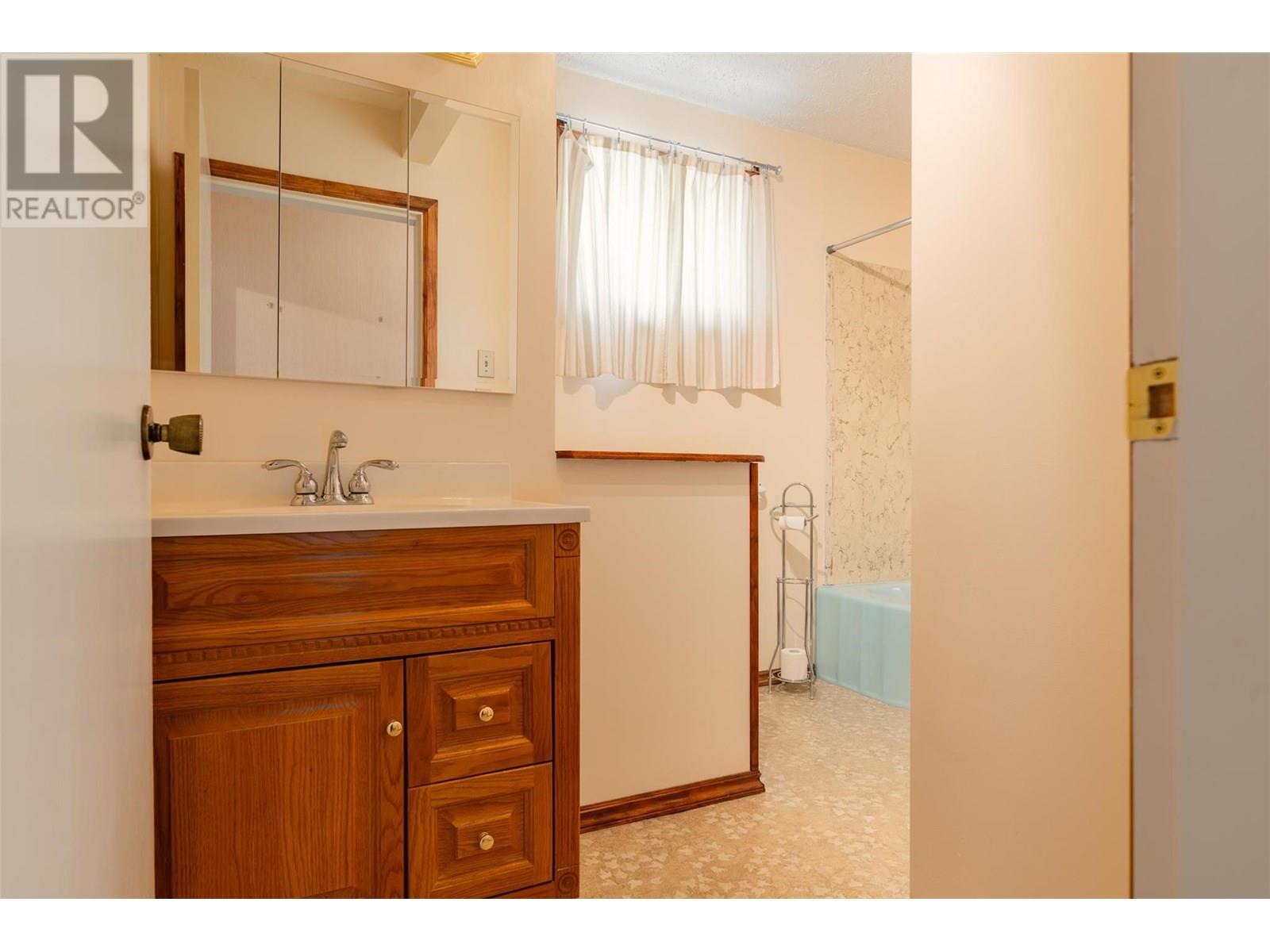 235 10th Avenue, Montrose, British Columbia  V0G 1P0 - Photo 22 - 10353010