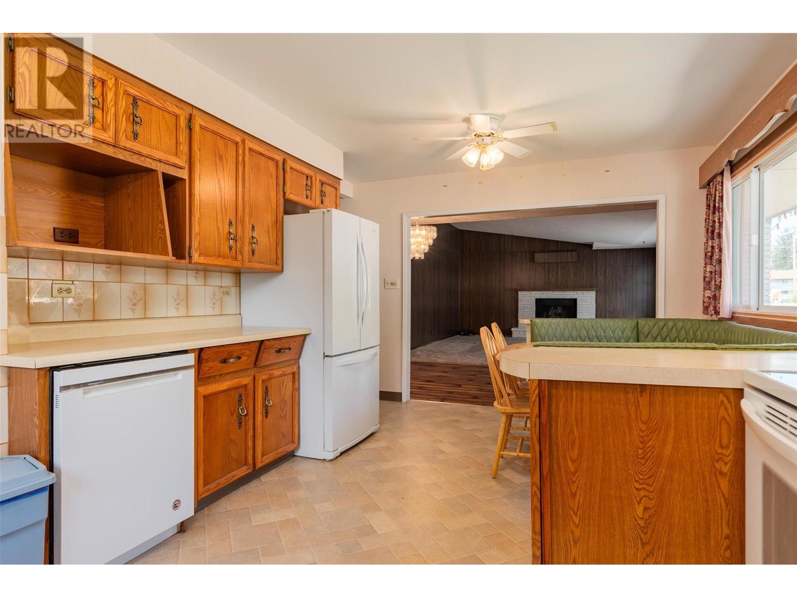 235 10th Avenue, Montrose, British Columbia  V0G 1P0 - Photo 3 - 10353010