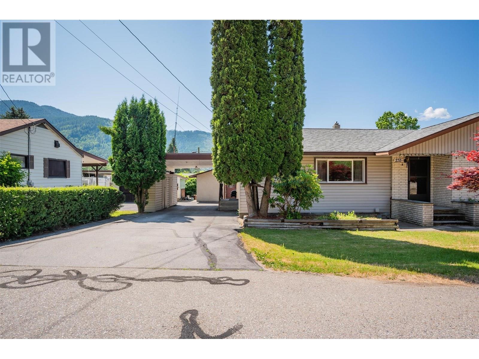 235 10th Avenue, Montrose, British Columbia  V0G 1P0 - Photo 38 - 10353010