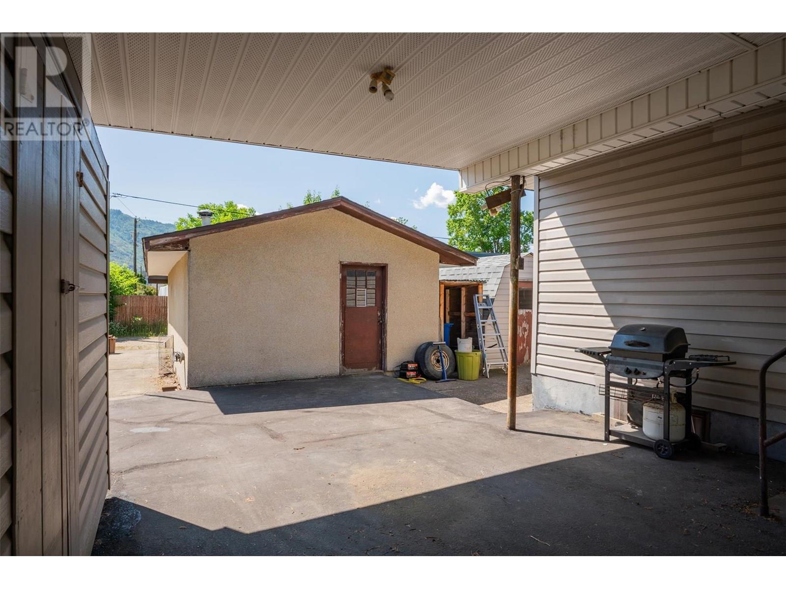 235 10th Avenue, Montrose, British Columbia  V0G 1P0 - Photo 44 - 10353010