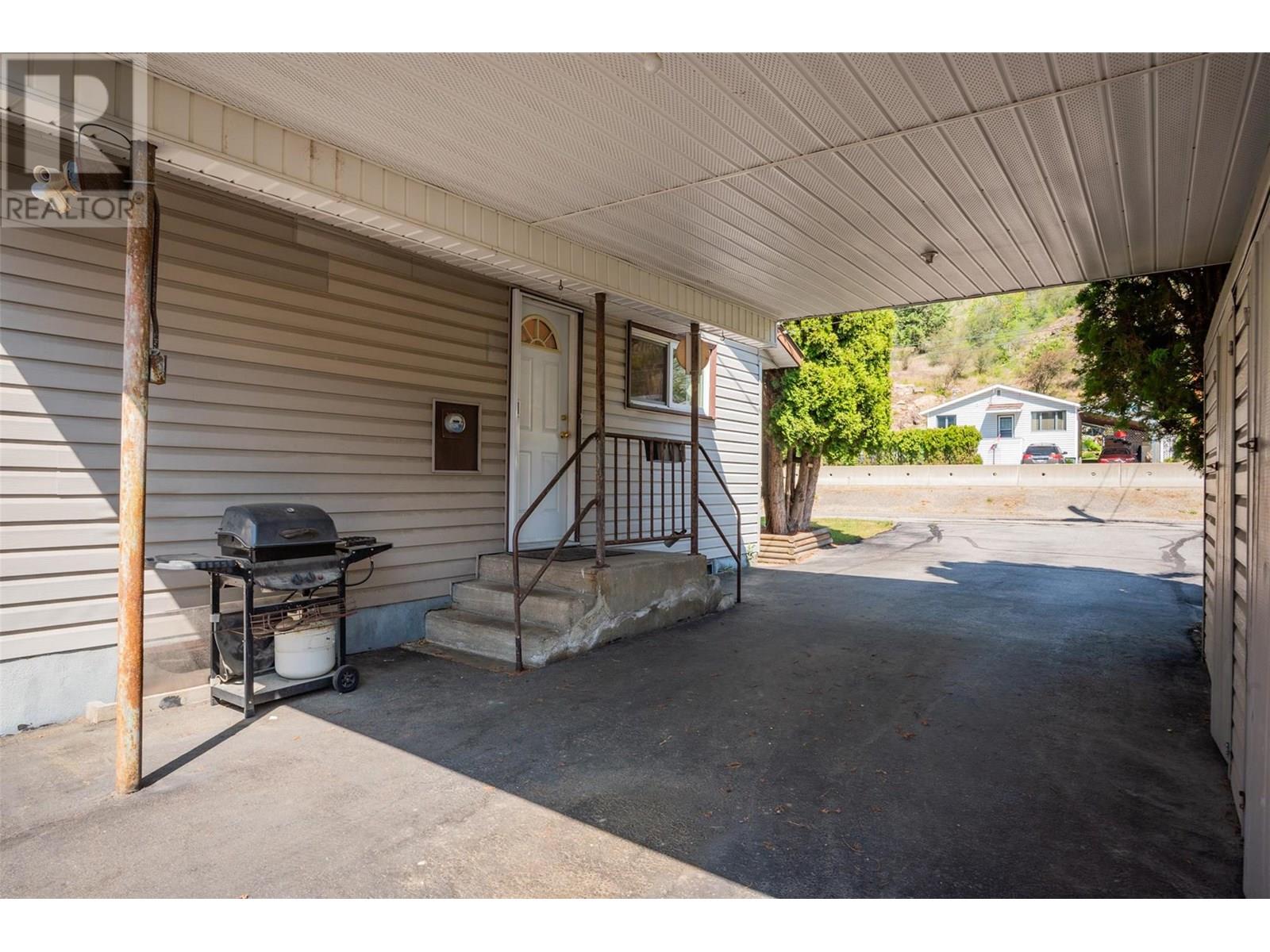235 10th Avenue, Montrose, British Columbia  V0G 1P0 - Photo 45 - 10353010