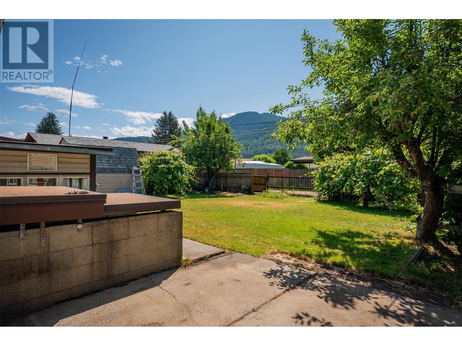 235 10th Avenue, Montrose, British Columbia  V0G 1P0 - Photo 47 - 10353010