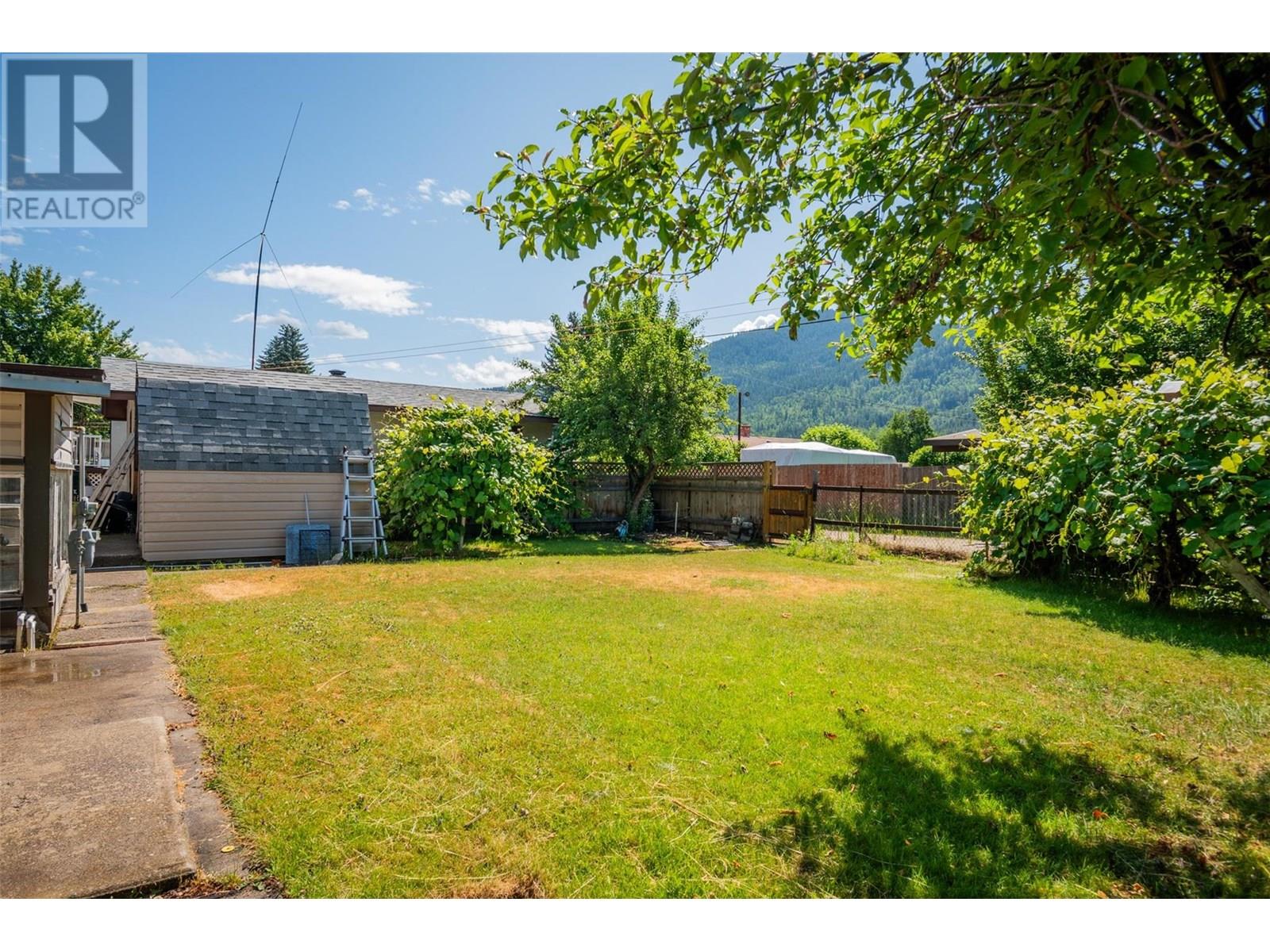 235 10th Avenue, Montrose, British Columbia  V0G 1P0 - Photo 48 - 10353010