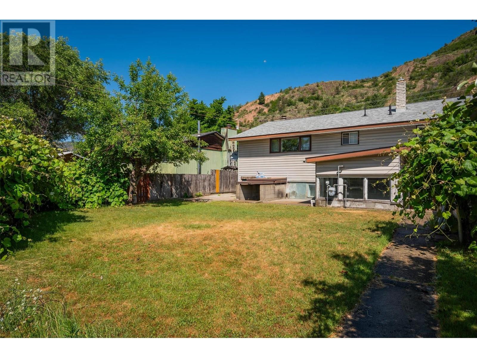 235 10th Avenue, Montrose, British Columbia  V0G 1P0 - Photo 49 - 10353010