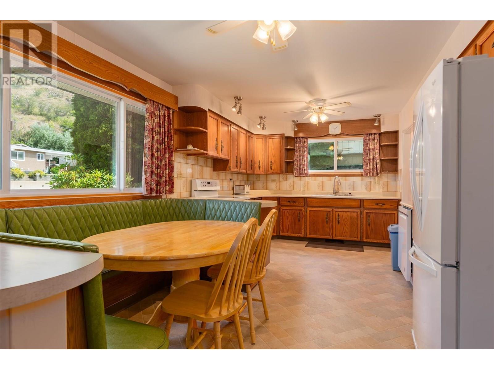 235 10th Avenue, Montrose, British Columbia  V0G 1P0 - Photo 6 - 10353010