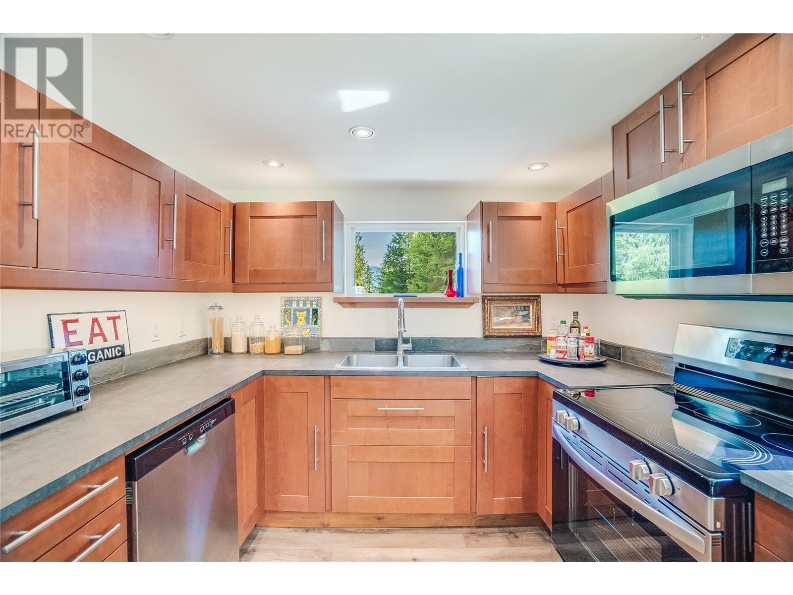 8140 6 Highway, Lemon Creek, British Columbia  V0G 2C0 - Photo 11 - 10351307