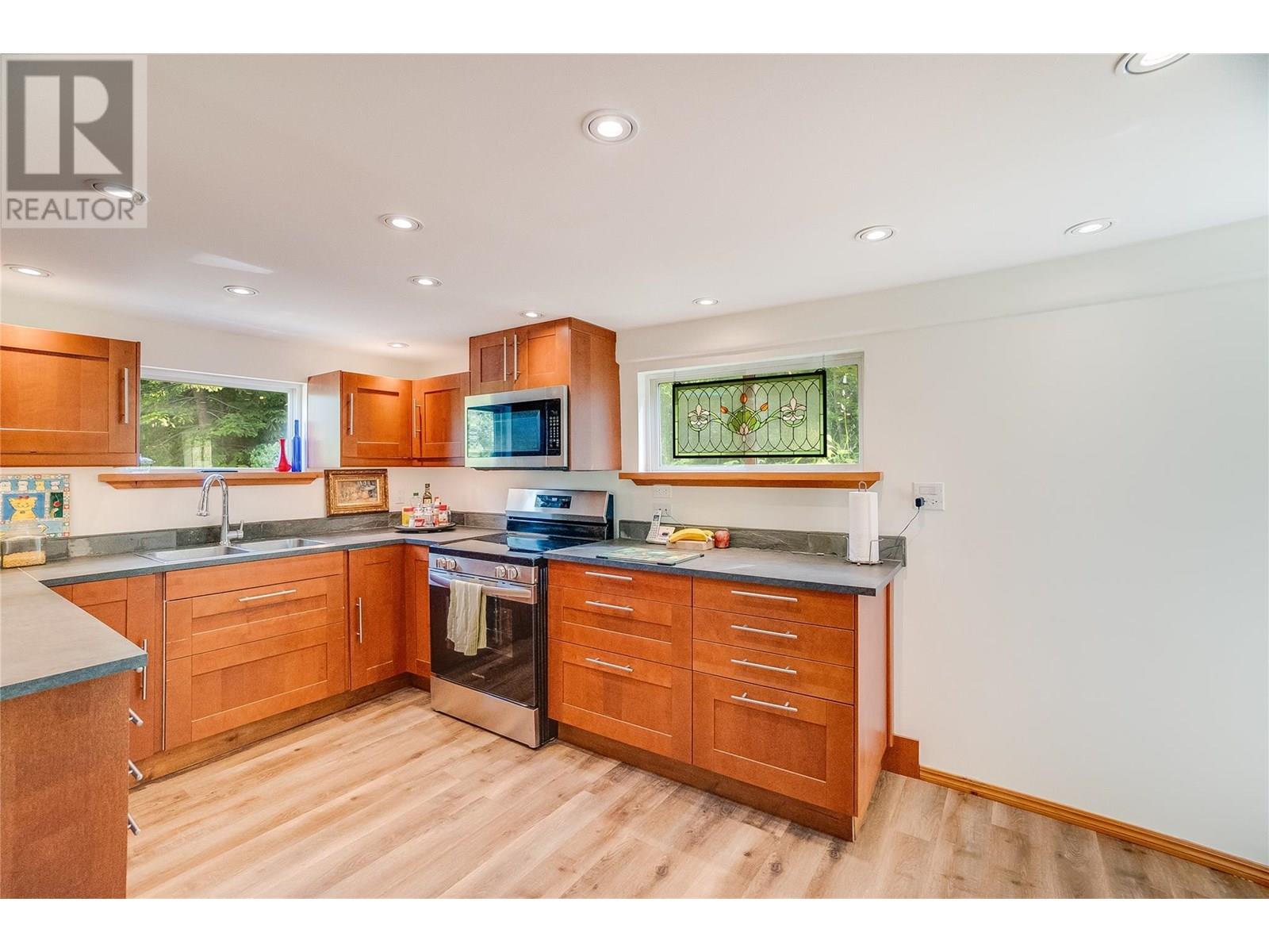 8140 6 Highway, Lemon Creek, British Columbia  V0G 2C0 - Photo 12 - 10351307