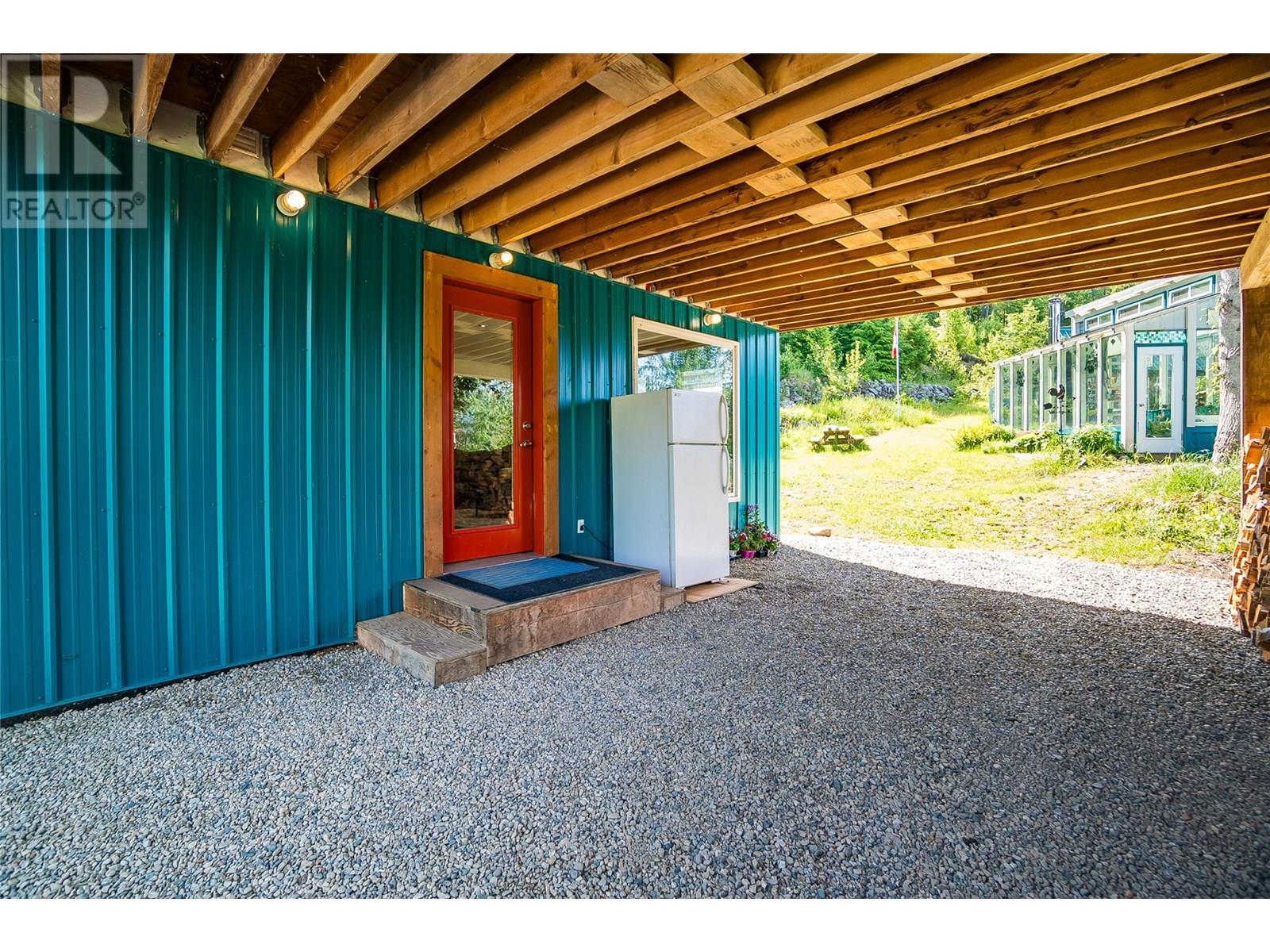 8140 6 Highway, Lemon Creek, British Columbia  V0G 2C0 - Photo 5 - 10351307