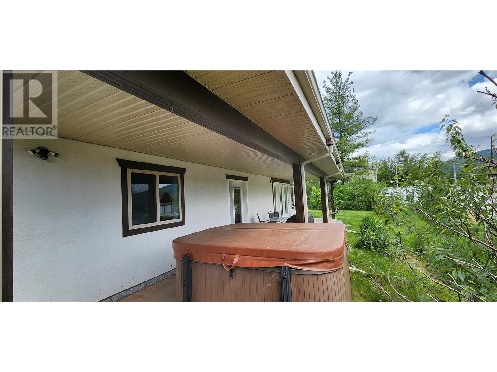 532 Blake Court, Warfield, British Columbia  V1R 4V9 - Photo 9 - 10353024