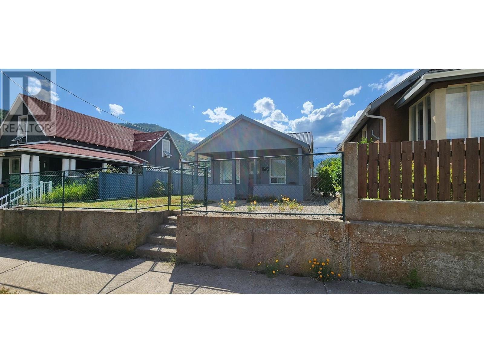 1365 Thom Street, Trail, British Columbia  V1R 1X7 - Photo 2 - 10353011