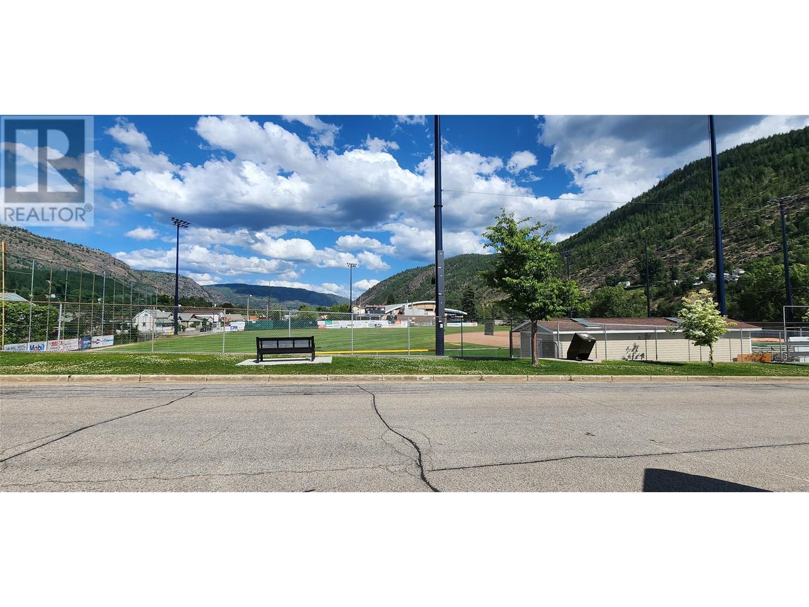 1365 Thom Street, Trail, British Columbia  V1R 1X7 - Photo 3 - 10353011