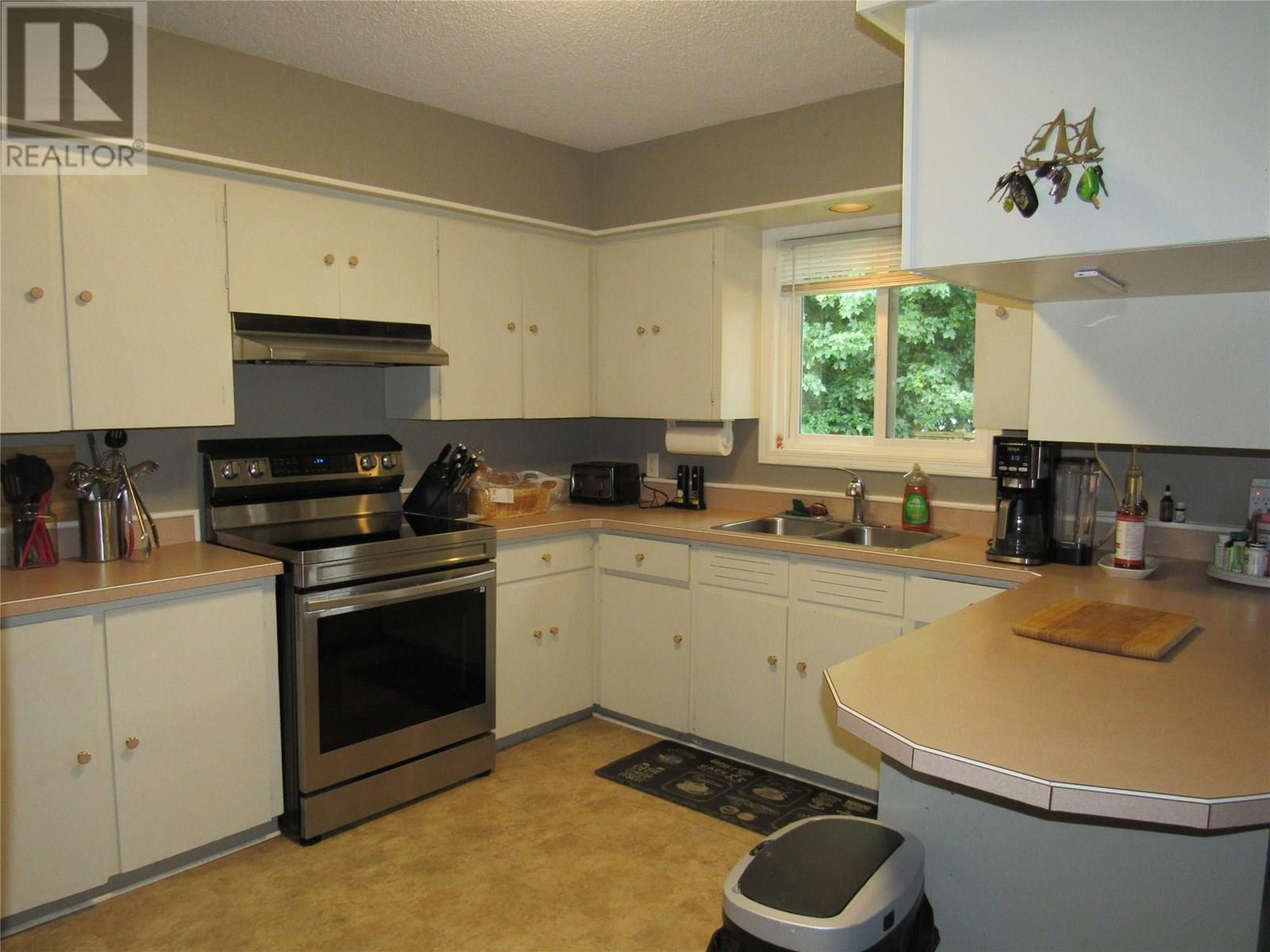 1755 Columbia Gardens Road, Fruitvale, British Columbia  V0G 1L0 - Photo 5 - 10353190