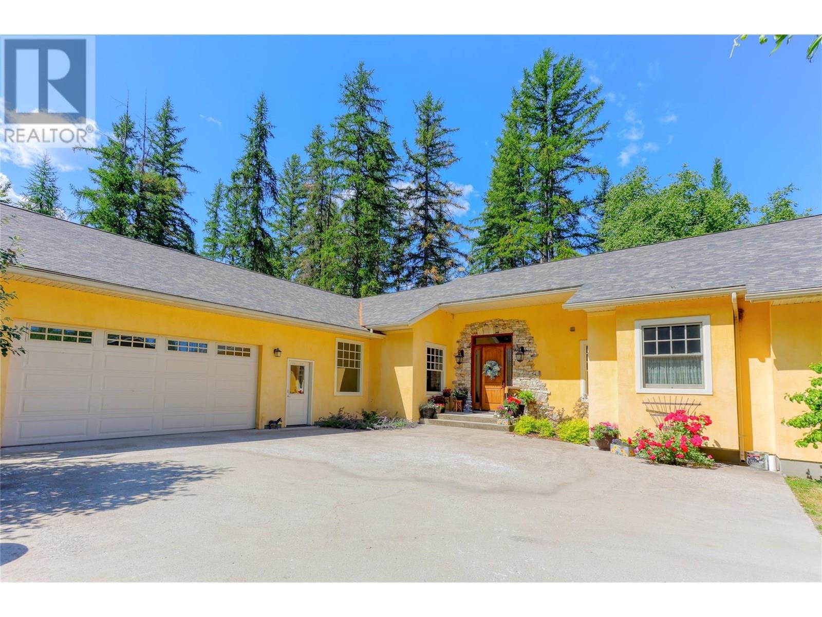 9309 Station Road, Trail, British Columbia  V1R 4W6 - Photo 1 - 10353118