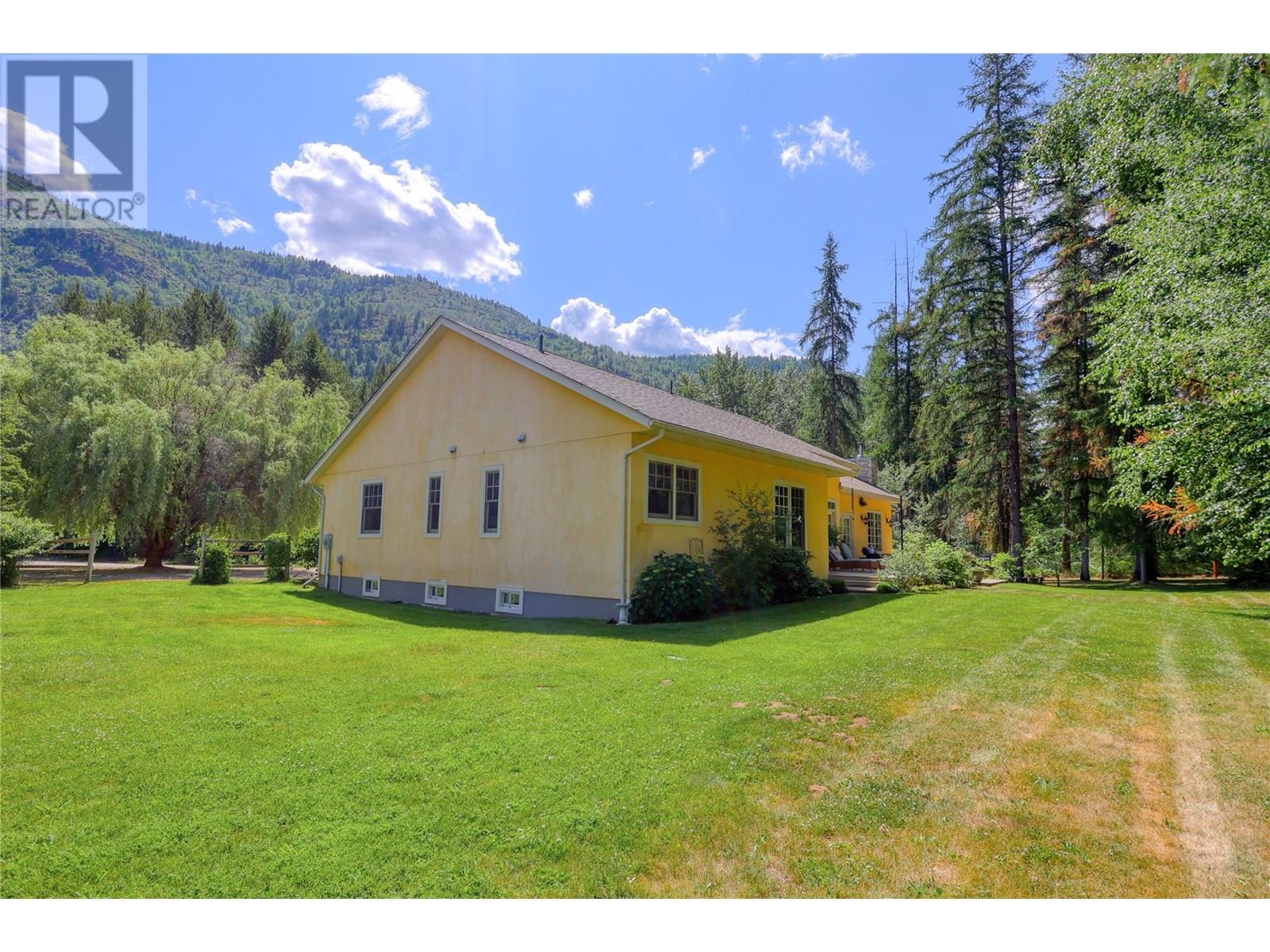 9309 Station Road, Trail, British Columbia  V1R 4W6 - Photo 11 - 10353118