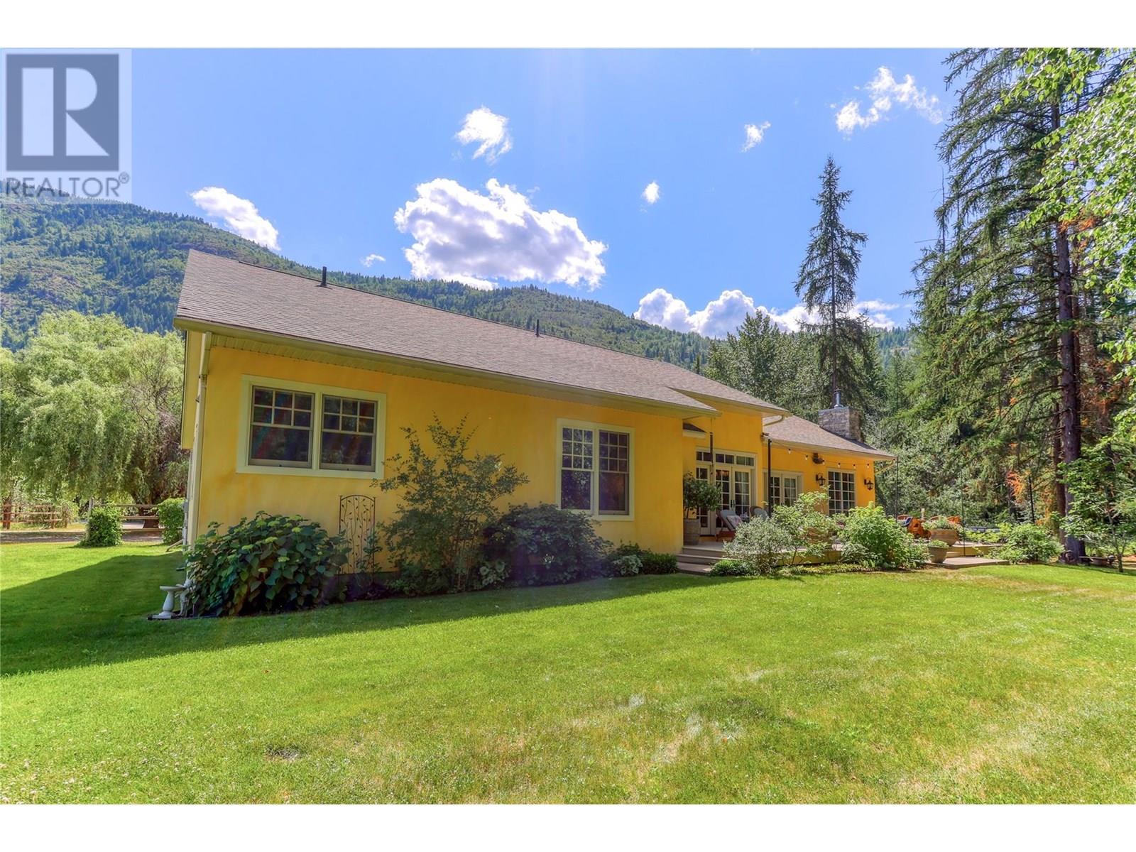 9309 Station Road, Trail, British Columbia  V1R 4W6 - Photo 12 - 10353118